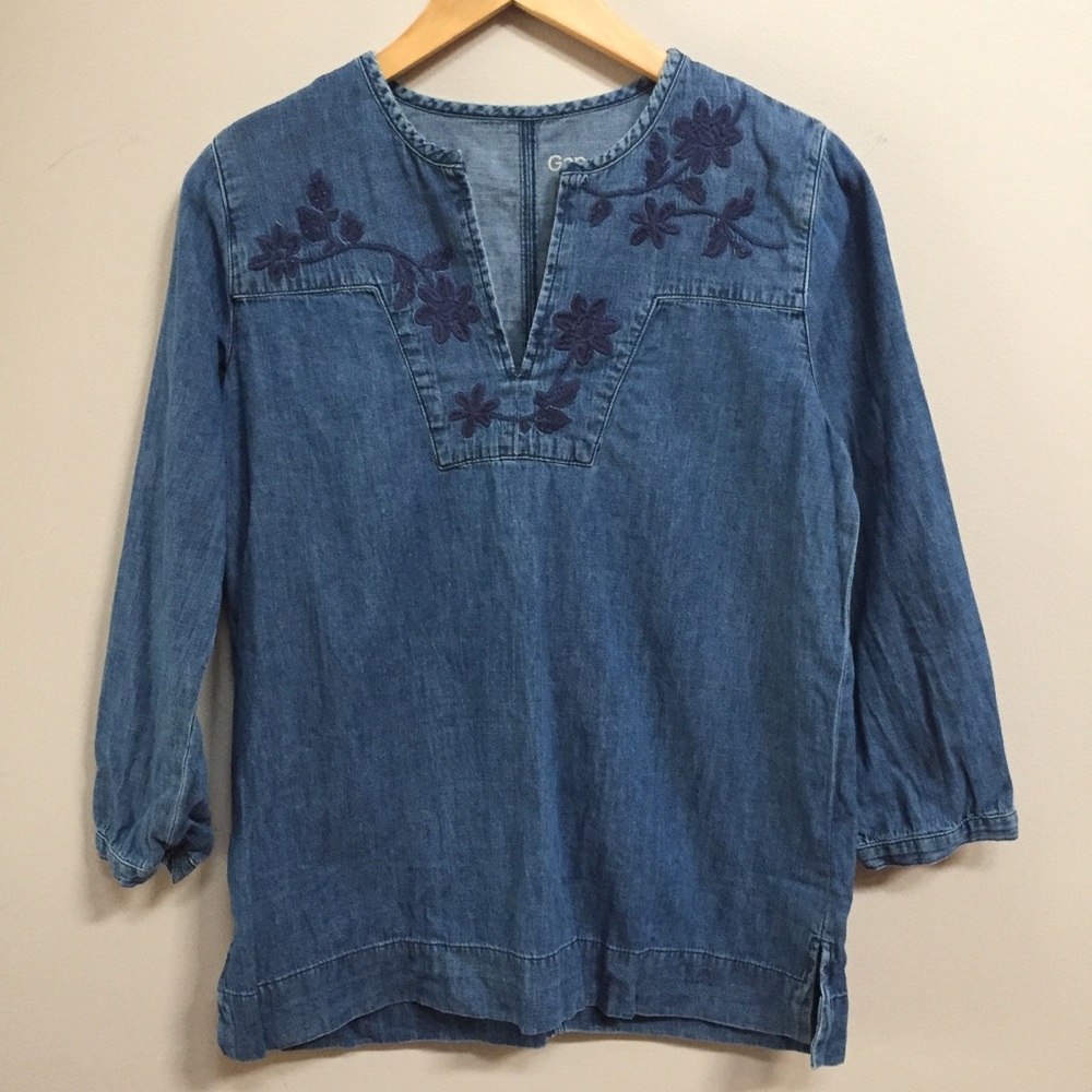 ✨ Gap Embroidered Denim Peasant Top